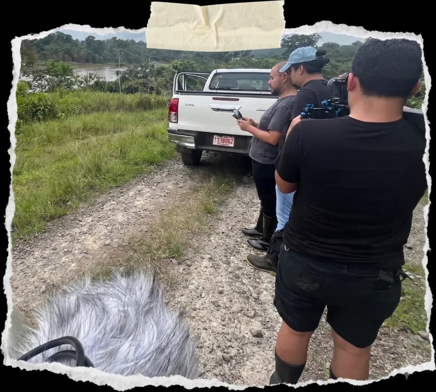 Equipo de producción revisando el equipo junto a la camioneta, en camino a la zona de reportaje.