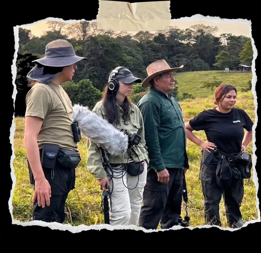 Equipo de campo con micrófono boom durante una jornada de grabación al aire libre.